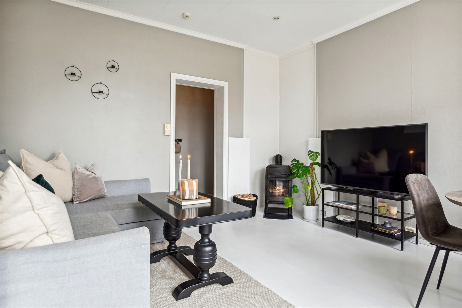 Av oppvarming har leiligheten panelovn og vedovn. Galleribilde