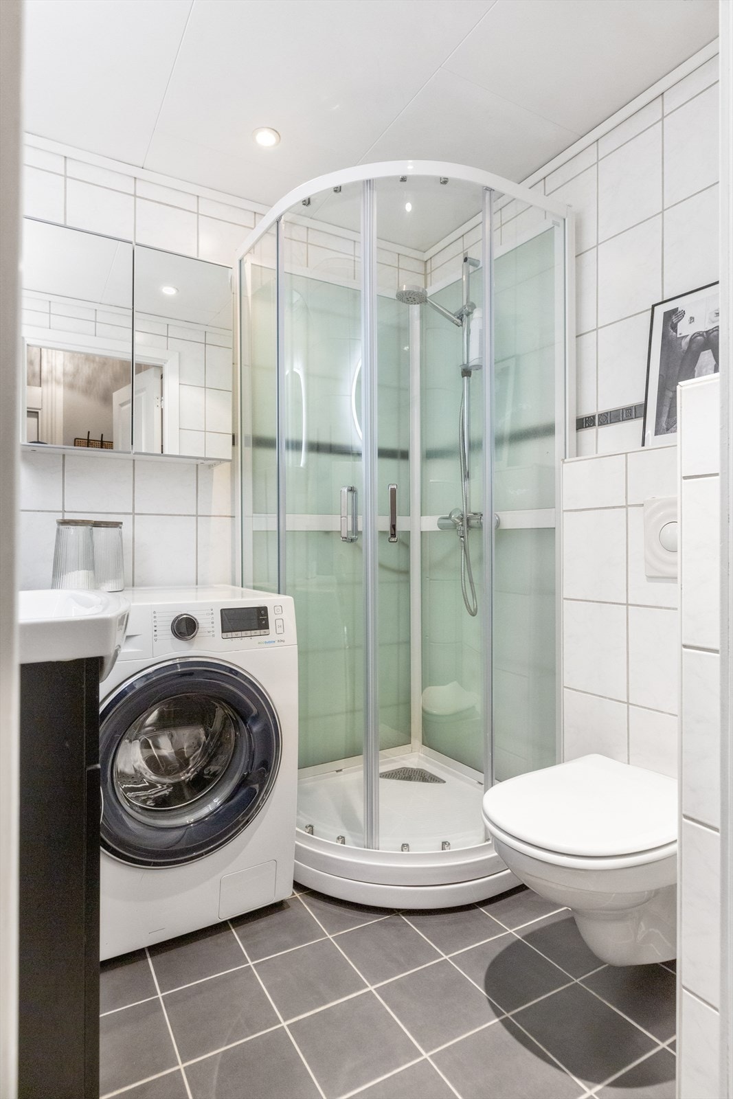 Badet ble pusset opp i 2007 og har flislagte overflater og downlights. Galleribilde