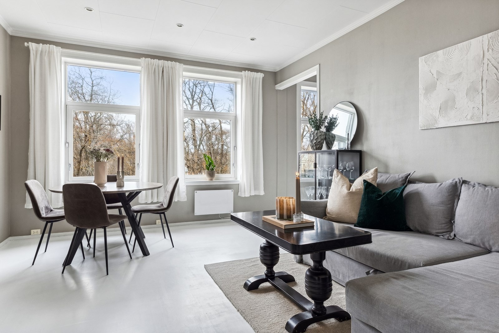 Leiligheten har en gjennomgående planløsning og store vinduer med herlig dagslys. Galleribilde