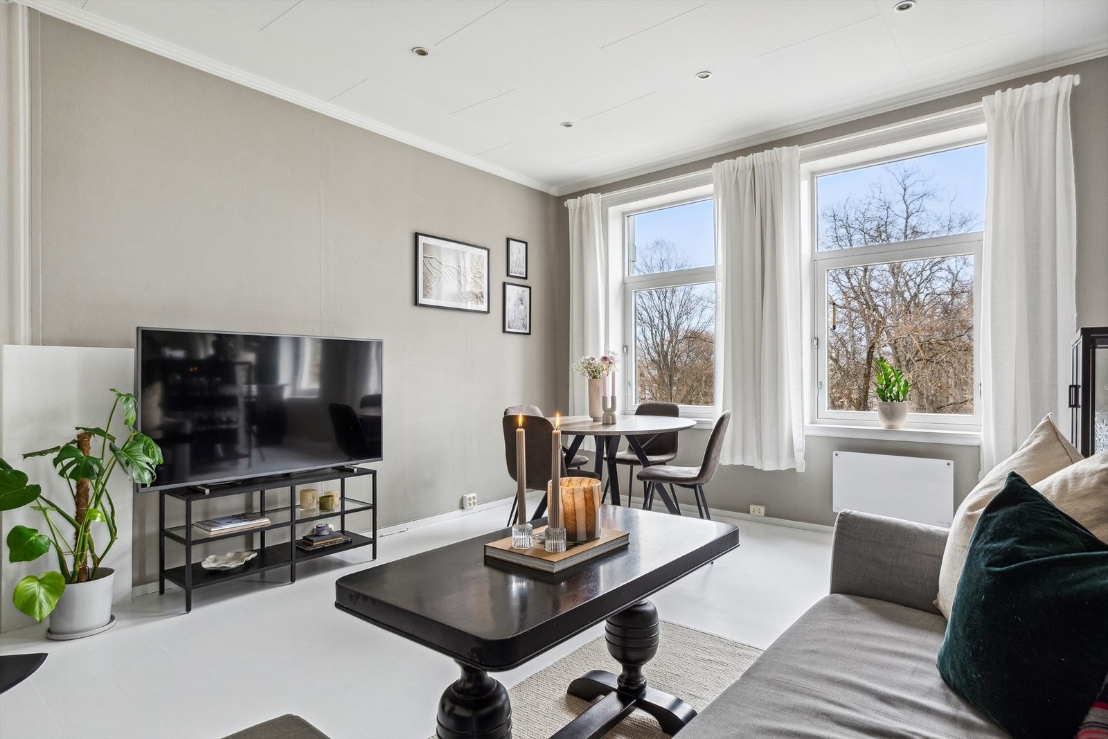 Stuen har et moderne fargevalg, downlights i himlingen og god plass til sofa med tv-løsning. Galleribilde