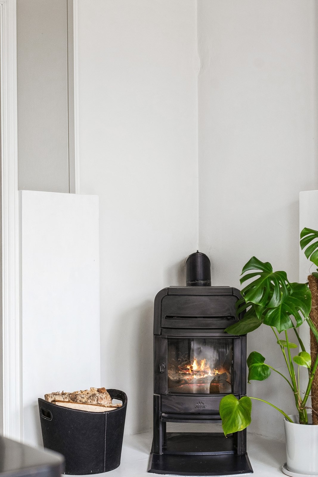 Som tilleggsvarme har stuen en peisovn plassert i hjørnet. Galleribilde