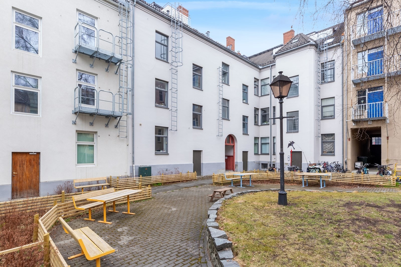 På fine dager kan man trekke ut i felles bakgård med sittegrupper, plen og beplantinger. Galleribilde