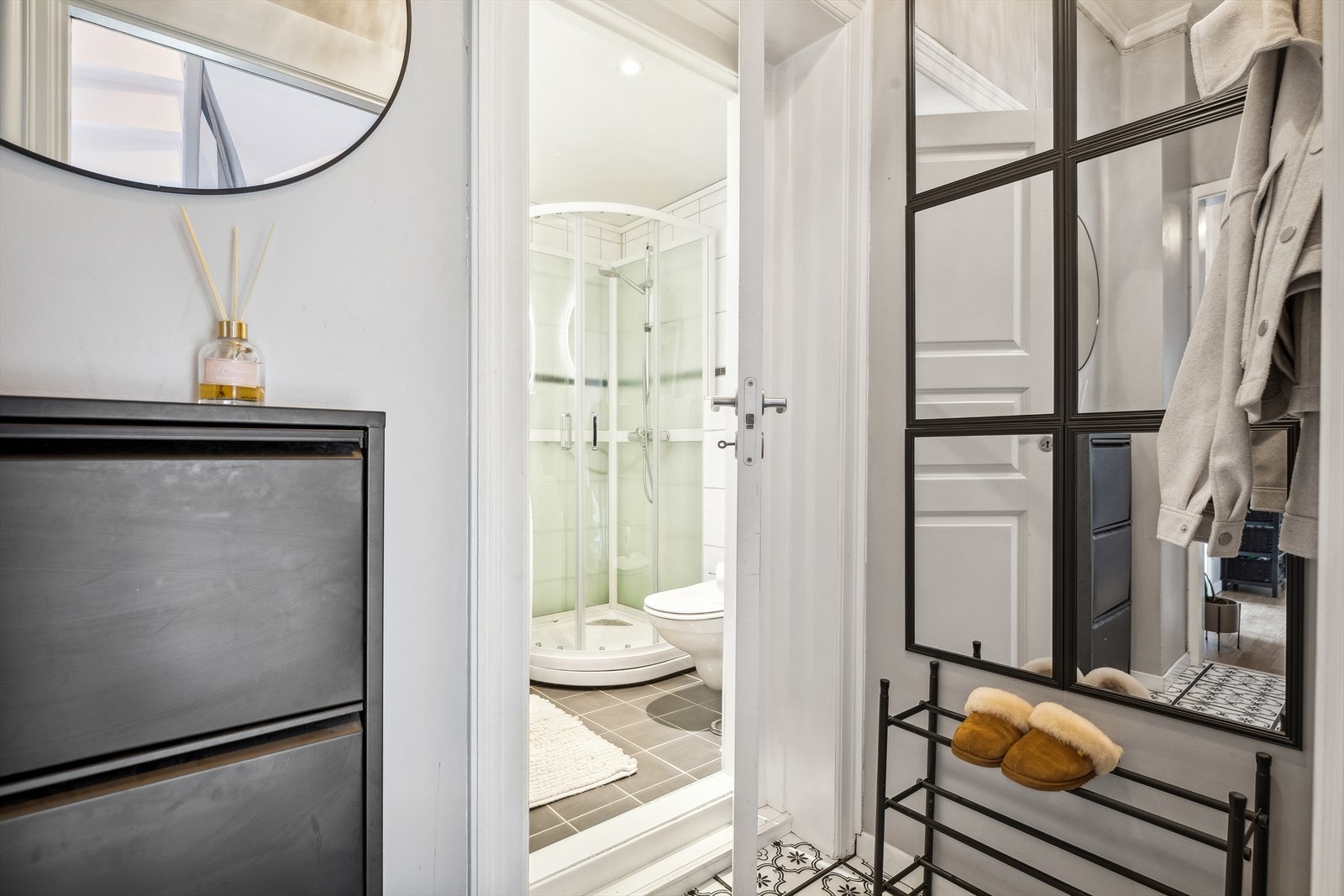 Fra entreen er det dør inn til badet. Galleribilde