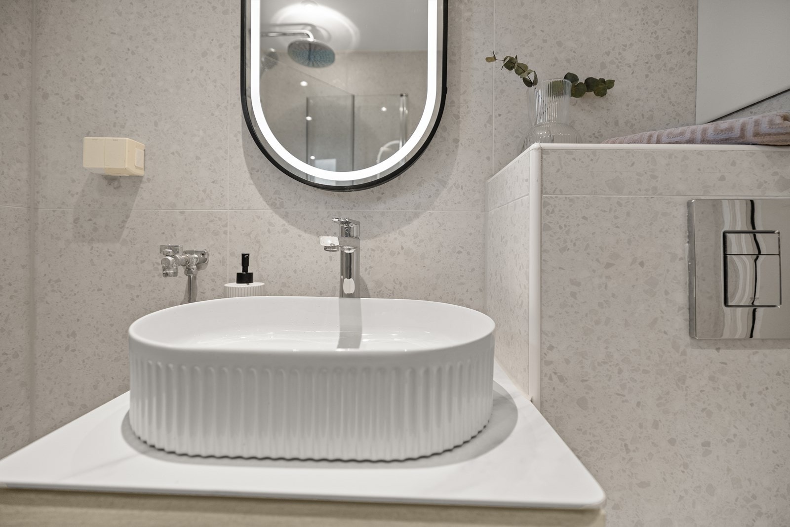 Badet har varme i gulv og opplegg for vaskemaskin Galleribilde