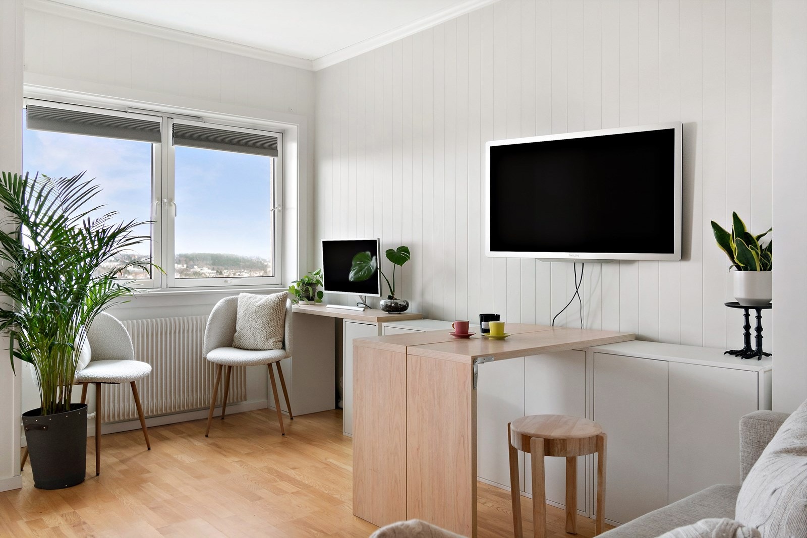 Utsvingbart spisebord som enkelt kan skyves tilbake til veggen Galleribilde