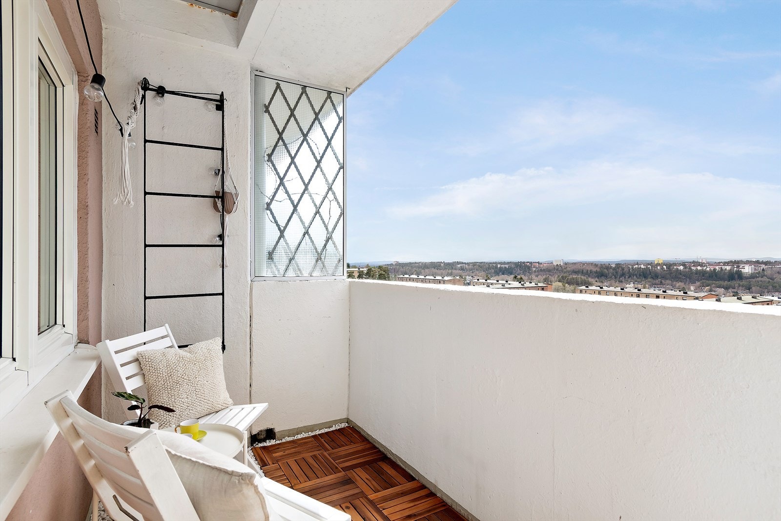 Det er sol på balkongen store deler av dagen Galleribilde