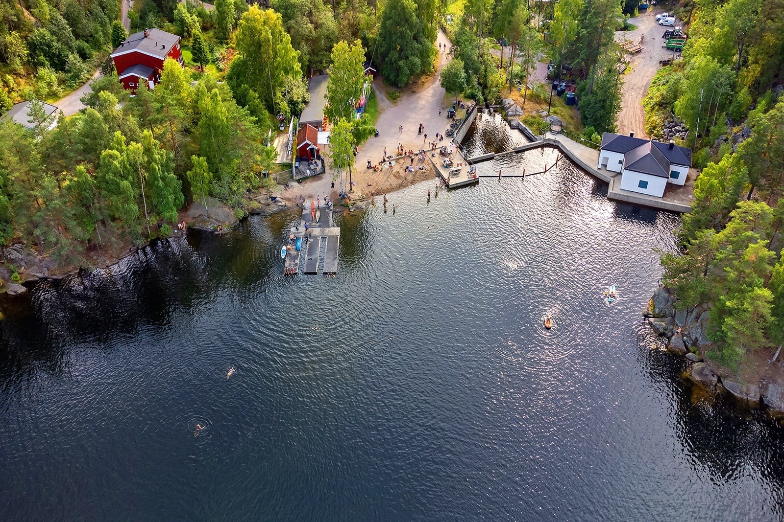 Flotte Nøklevann med Nøklevann ro- og padleklubb. Det er muligheter for å drive med populære idretter som bl. a. fotball, tennis, friidrett, langrenn og terrengsykling i området. Galleribilde