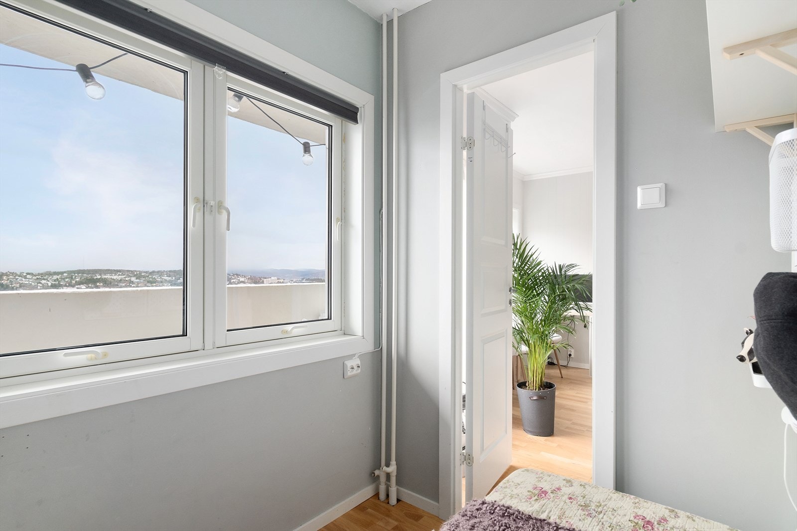 Mulighet for å lukke opp vinduene i alkoven helt eller delvis samt solskjerming som stenger solen ute ved behov Galleribilde