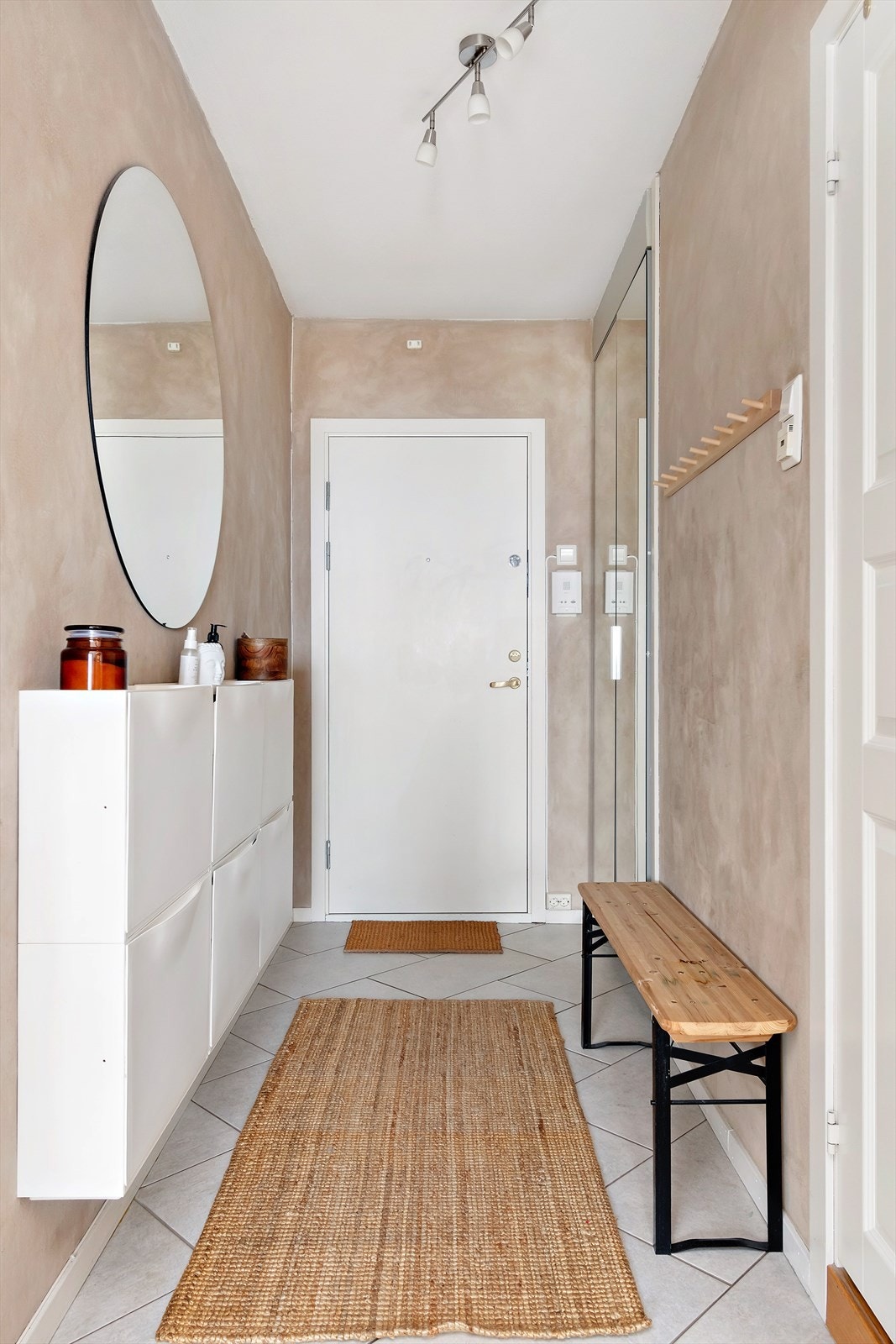 Romslig entrè med integrert garderobe med speilfronter Galleribilde