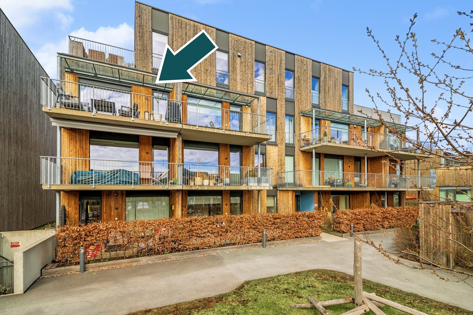 Leiligheten er gjennomgående i bygningen og ligger på hjørnet. Galleribilde