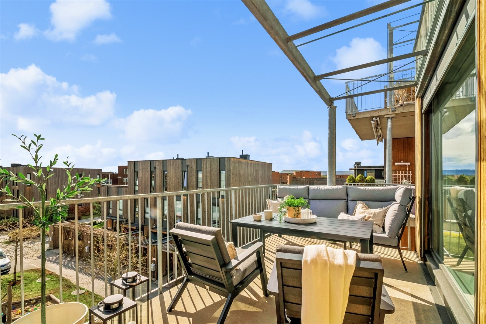 Eiendomsmegler Bettina Due v/DNB ønsker velkommen til innbydende omgivelser i Bjørnenga 6 A - en lys og gjennomgående leilighet fra 2016 Galleribilde