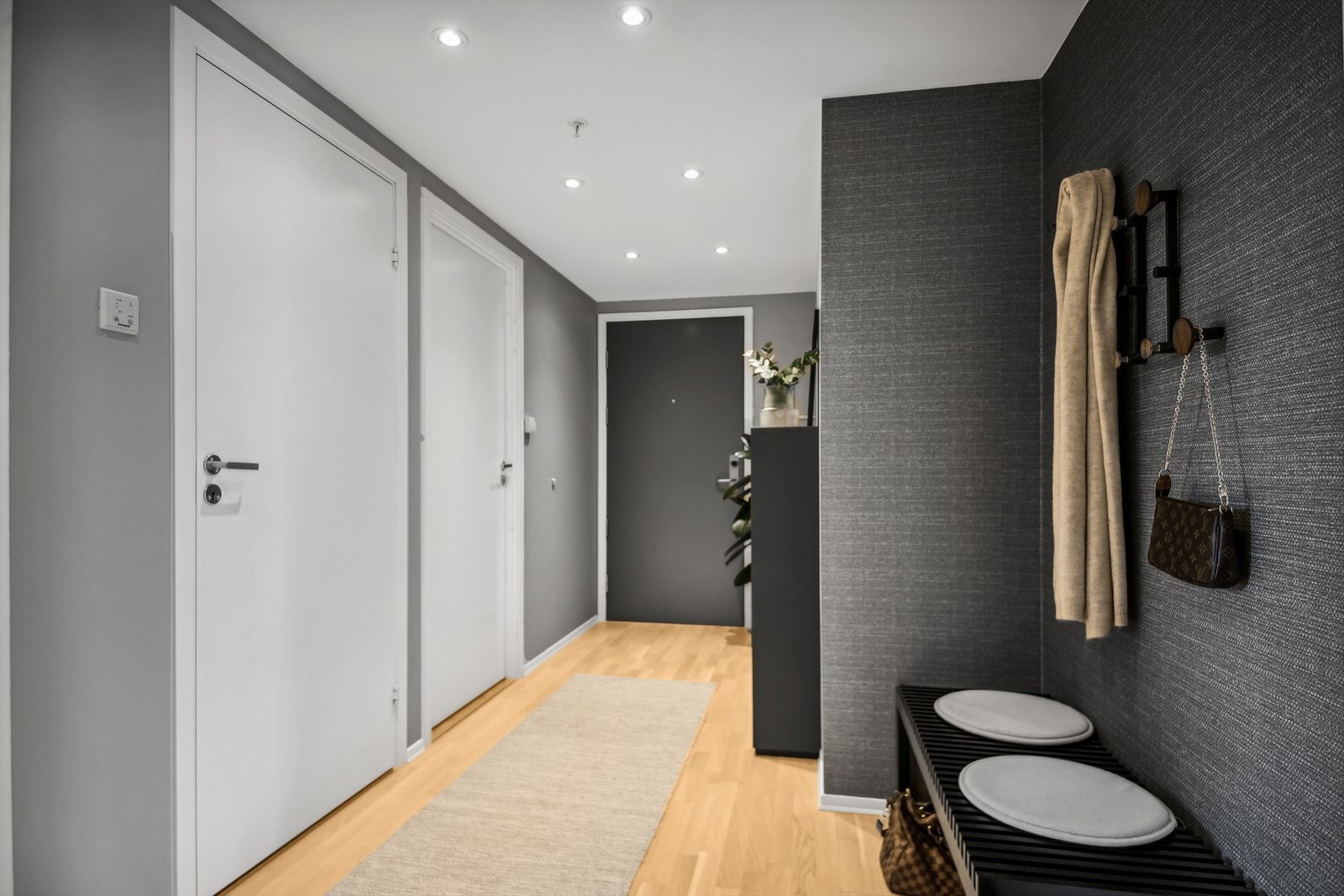 Leiligheten er delt inn i to fløyer. Soveromsfløyen vender mot nord og er adskilt fra allrommet via gangen. Galleribilde