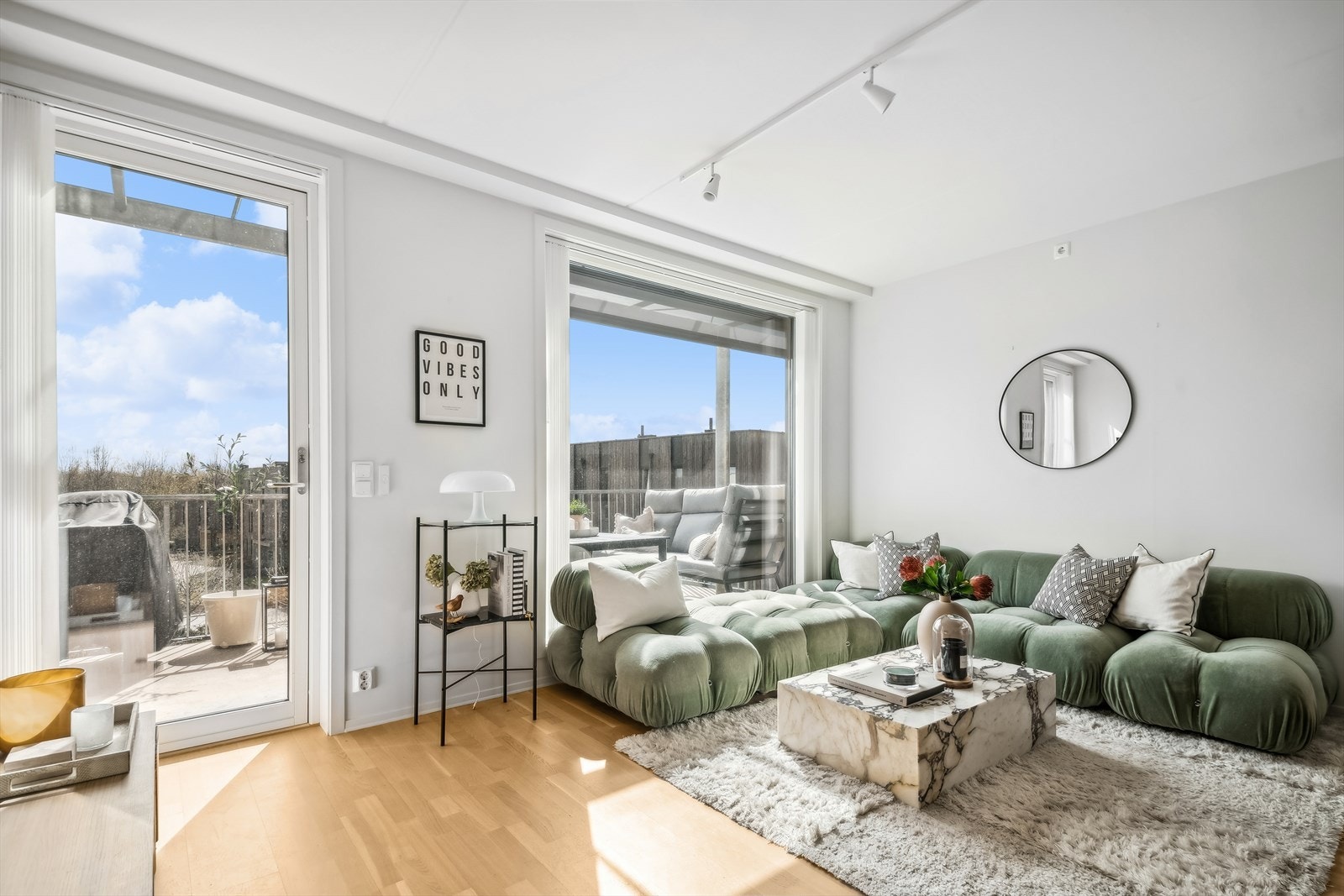 I 3. etasje er det svært gode lysforhold igjennom store vindusflater, samt ingen gjenboere. Galleribilde