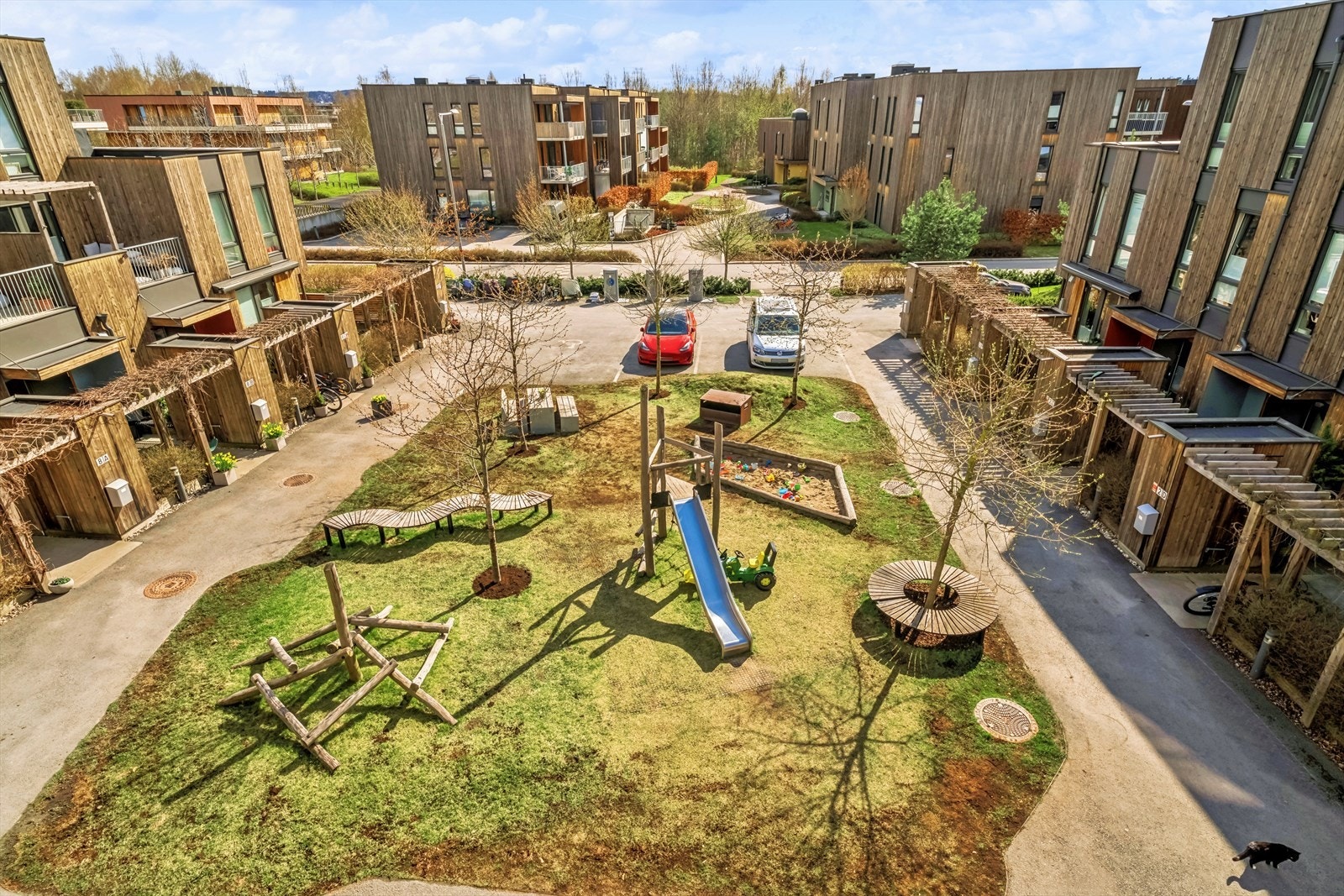 Attraktiv beliggenhet med balkong mot syd og hyggelig utsyn mot sameiets fellesareal. Galleribilde