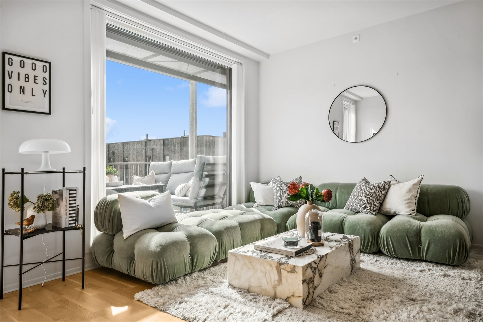 Lyst og hyggelig, men også med mulighet for å skjerme stuen av fra solen med screens. Galleribilde