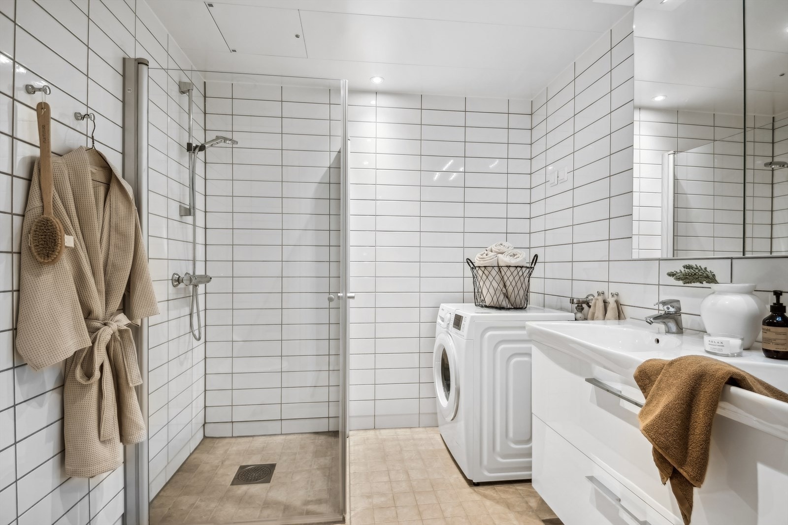 Det er plass til både vaskemaskin og tørketrommel på badet. Galleribilde