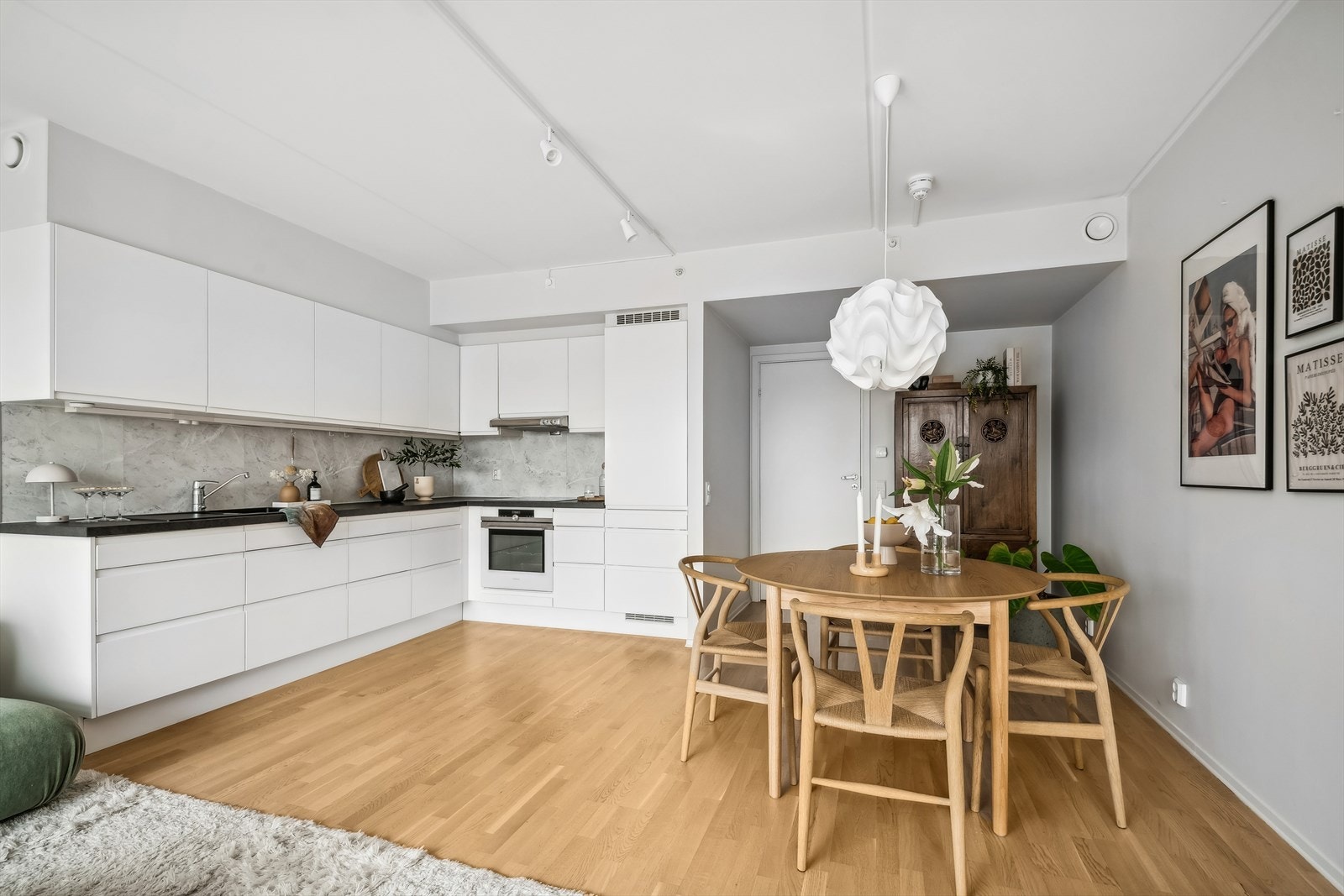 Minimalistisk kjøkken med integrerte håndtak. Galleribilde