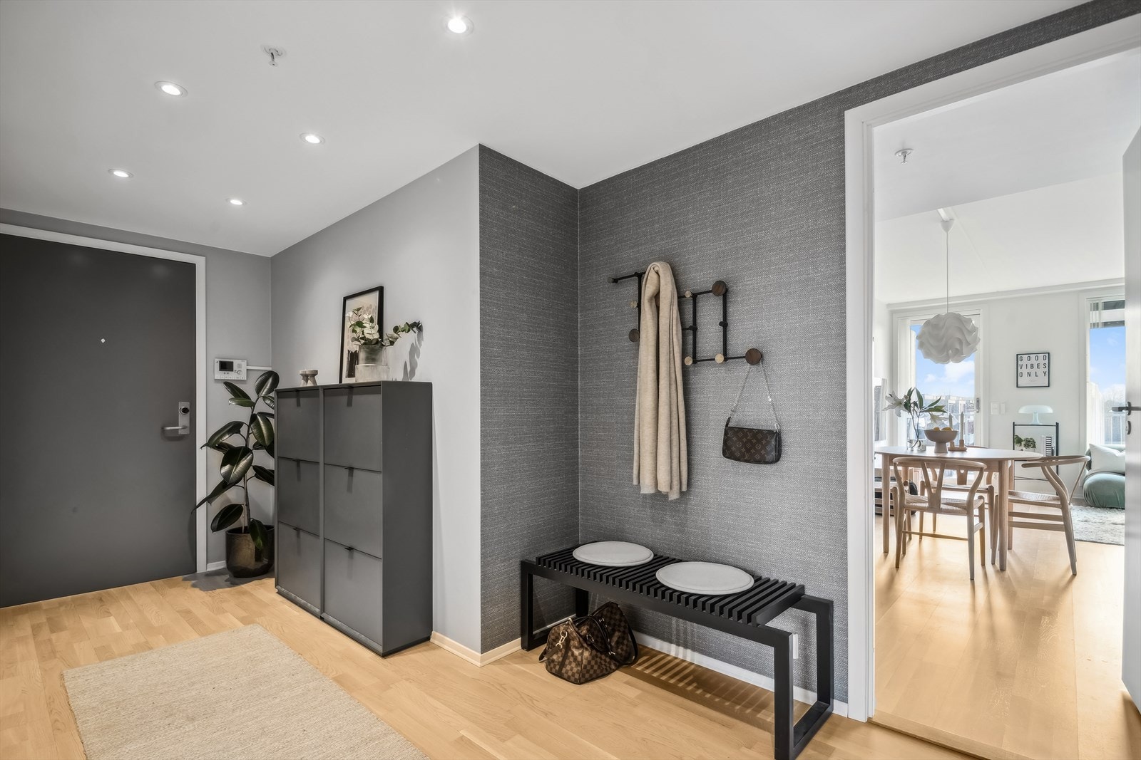 Velkommen inn! Tørrskodd adkomst fra garasjeanlegg via heis. Her er det privat garasjeplass med elbillader. Galleribilde