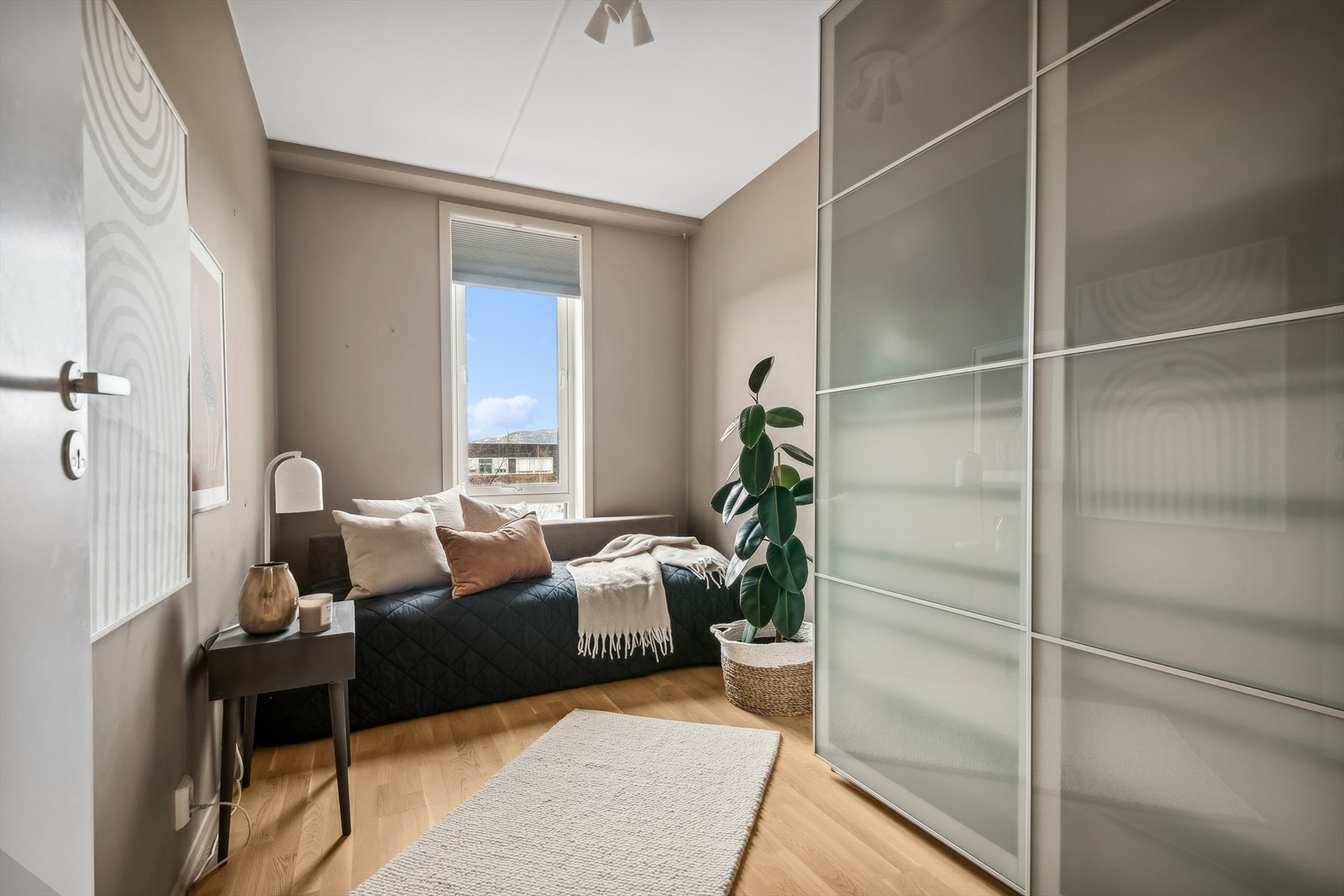 Soverom 2 innredet med ytterligere garderobeskap. For ekstra oppbevaring er det ca 1 m2 med bod i leiligheten og 5 m2 i kjelleren. Galleribilde