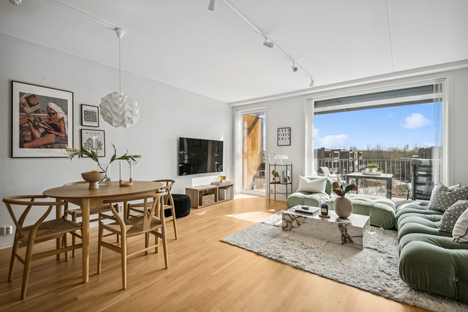 Stuen har naturlige soner for møblering av salong og spisestue. Galleribilde