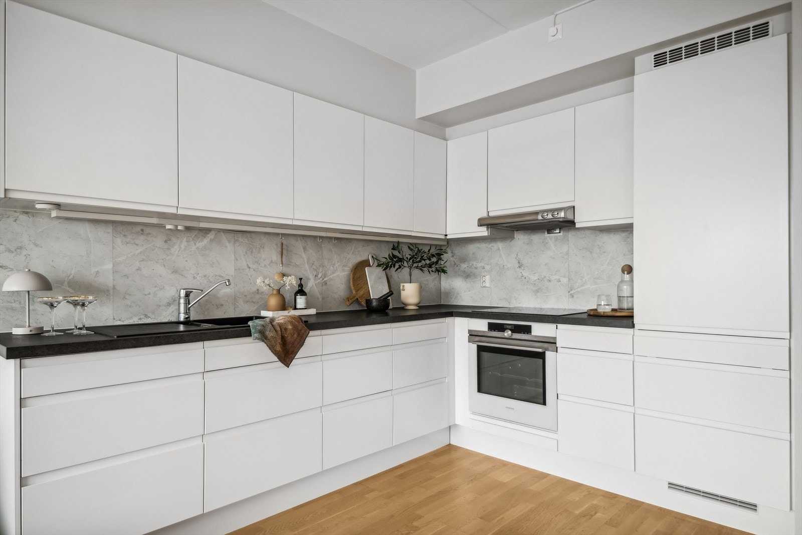 Boligen balanseres av balansert ventilasjonsanlegg og er tilkoblet felles fjernvarme. Oppvarming betales som et a konto beløp i felleskostnadene. Galleribilde