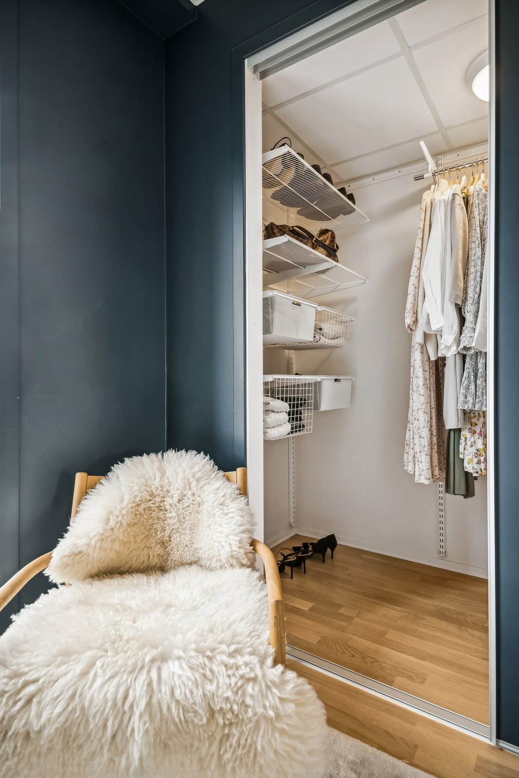 Gode oppbevaringsmuligheter for klær i walk in closet. Galleribilde