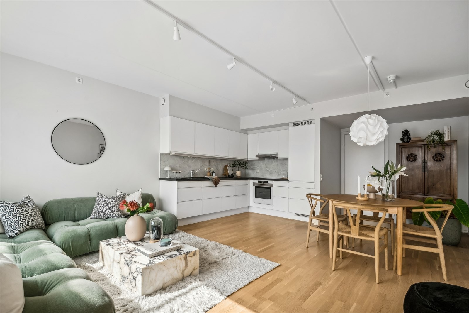 Nøytralt kjøkken med slette fronter. Galleribilde