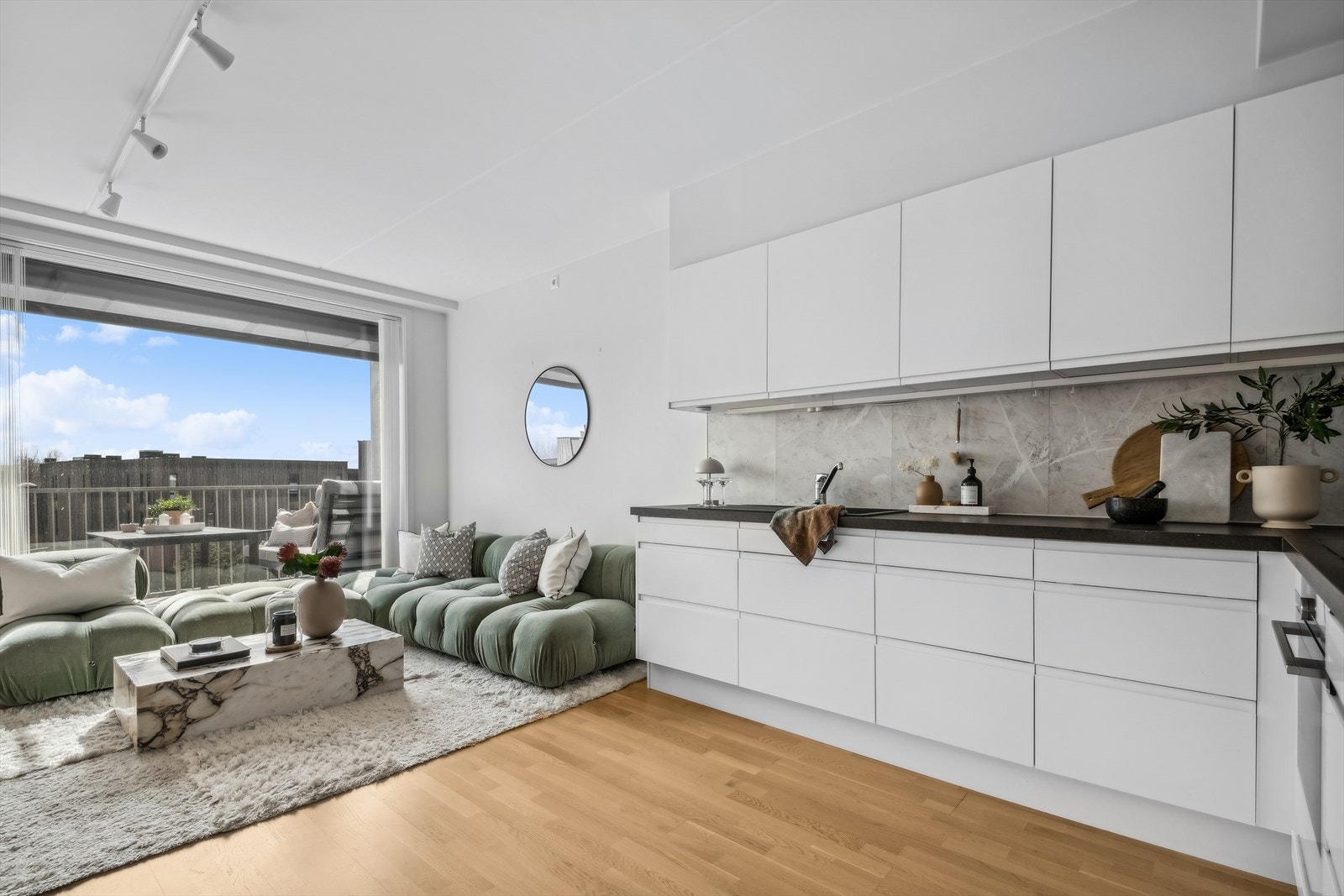 Parkett på gulv og harmoniske farger på vegger. Galleribilde