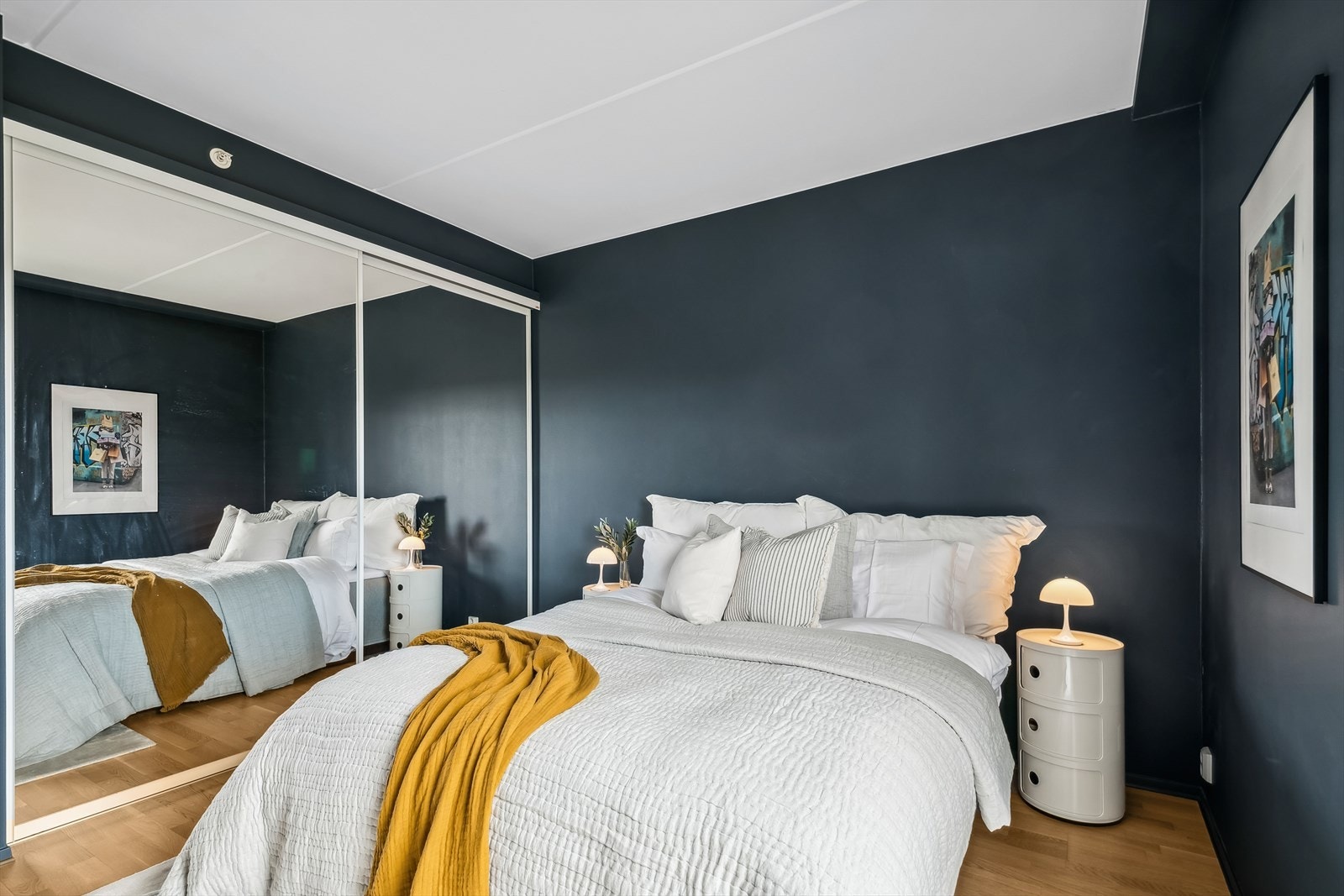 Romslig soverom med stor skyvedørsgarderobe med speildører. Galleribilde