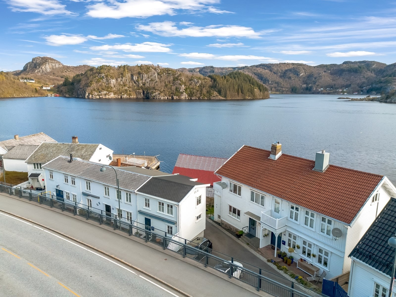 Boligen ligger på nedsiden av Listerveien med kort avstand til sjøen. Galleribilde