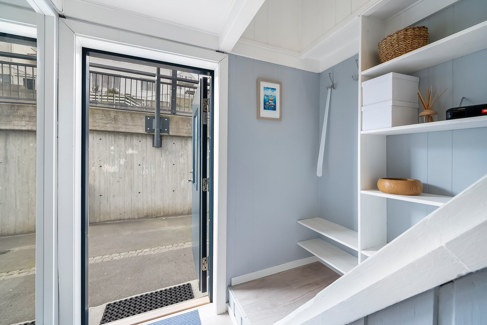 Avkledningsplass ved inngangspartiet. Galleribilde