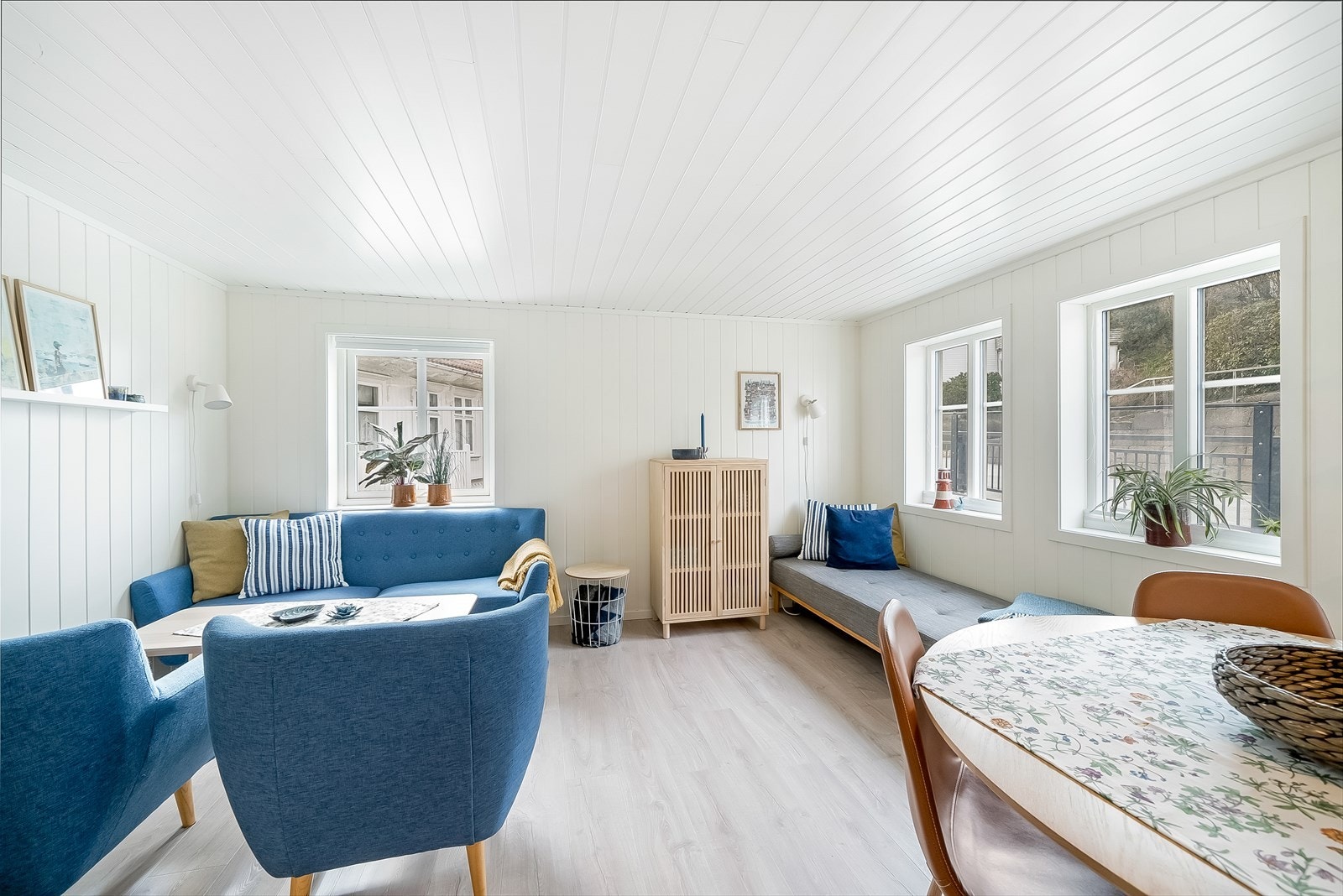 Intim stue med møblering i soner. Galleribilde