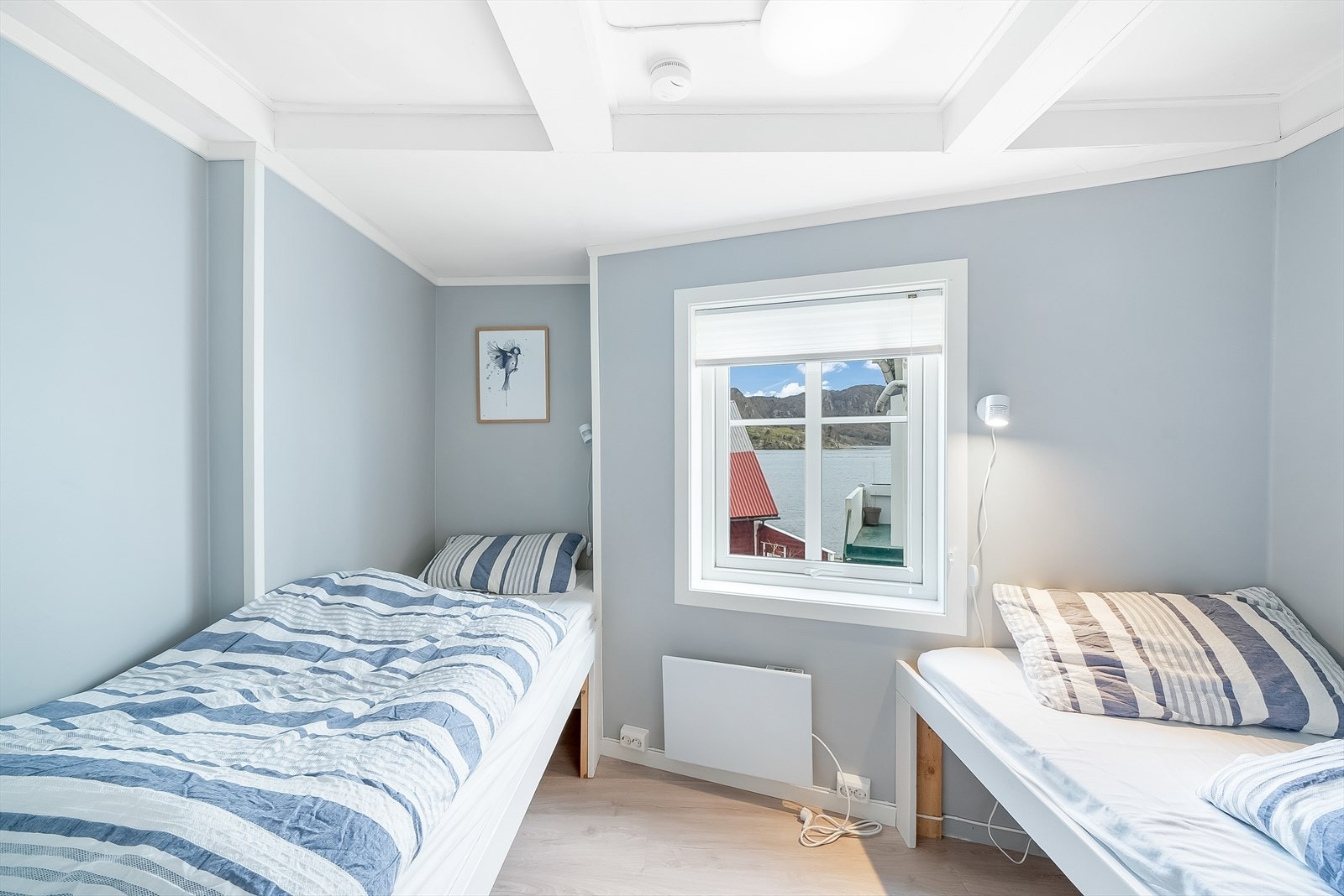 Soverom nr. 2 har plassbygde senger. Galleribilde