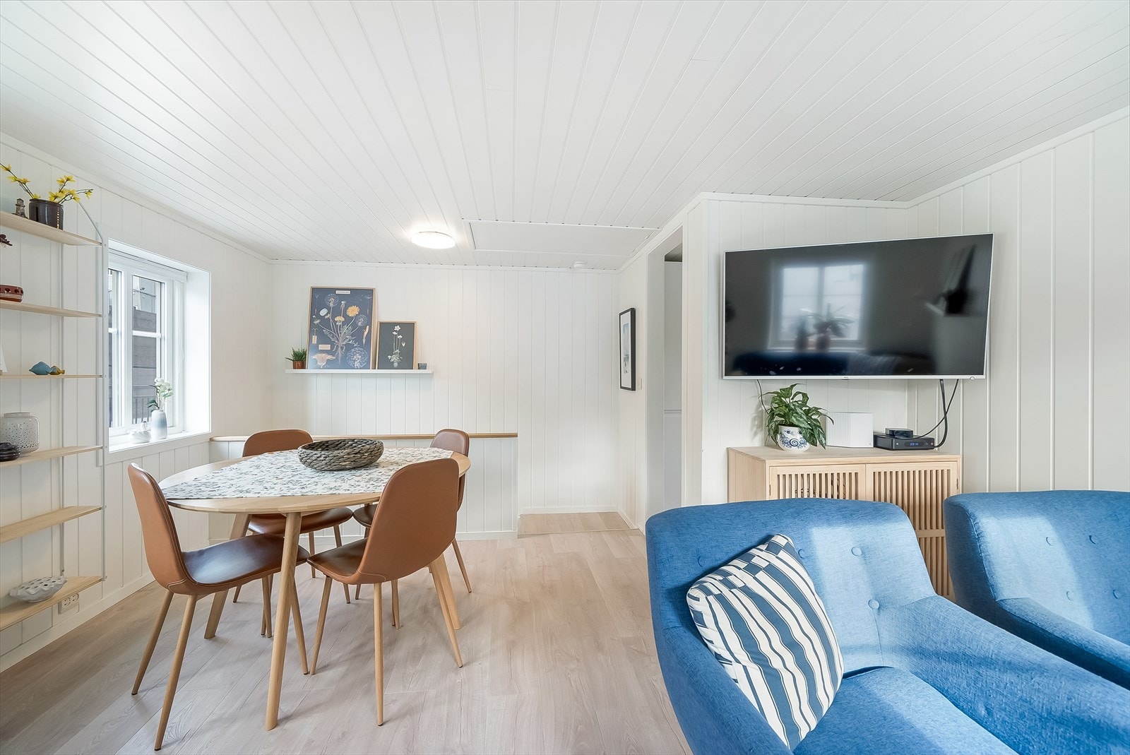 Adkomst til kjøkkenet fra stua og luke opp til inspeksjonsloft, samt trapp ned til gangen. Galleribilde