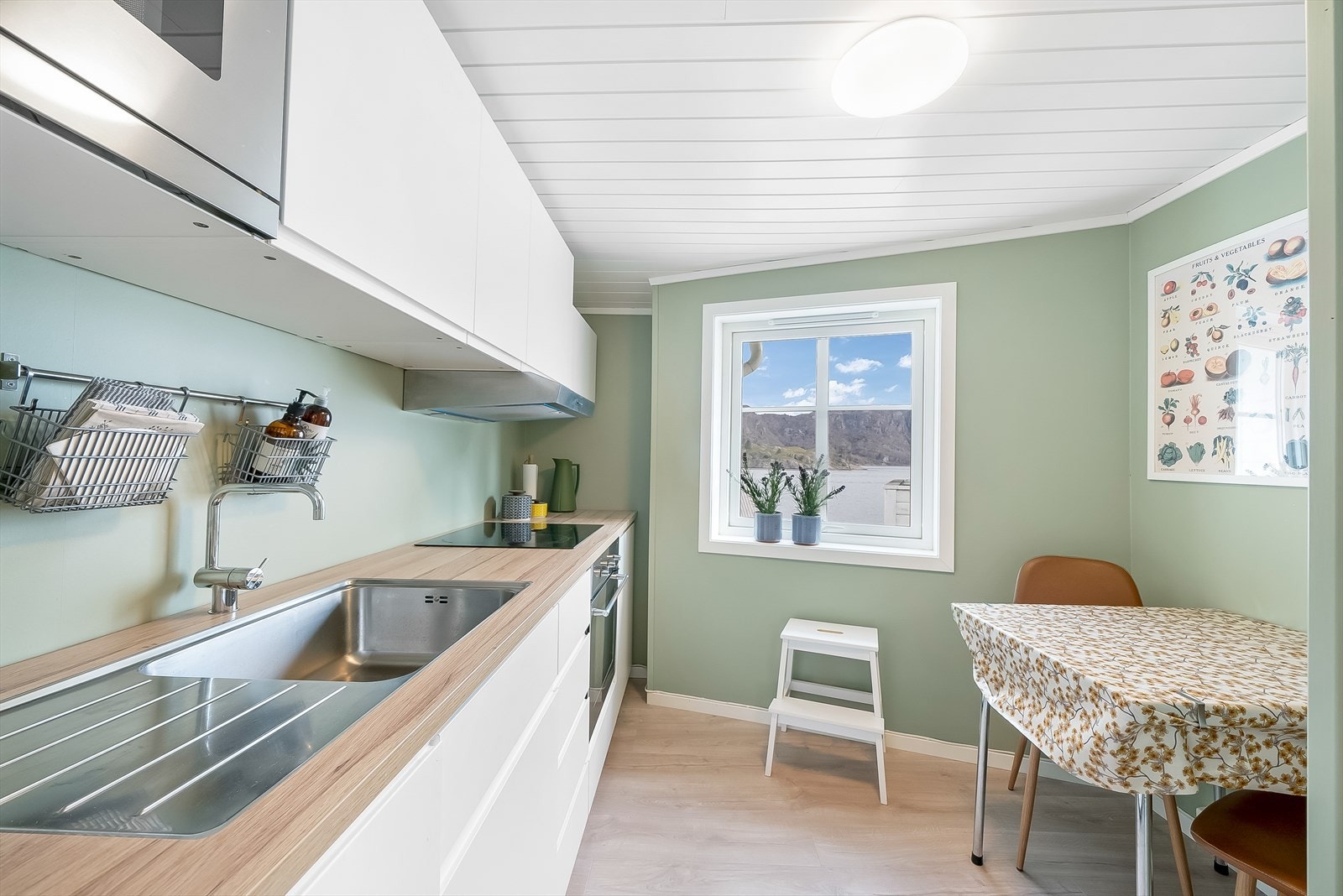 Kjøkkenet er fra Ikea og har alle hvitevarene integrert. Galleribilde