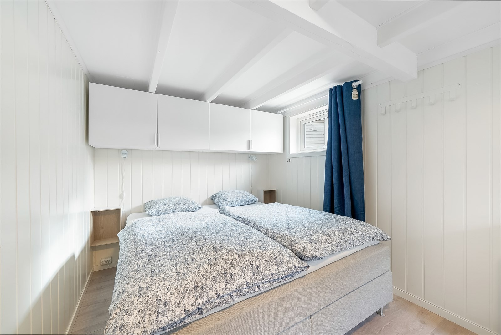 Hovedsoverom med praktisk oppbevaring over sengen. Galleribilde