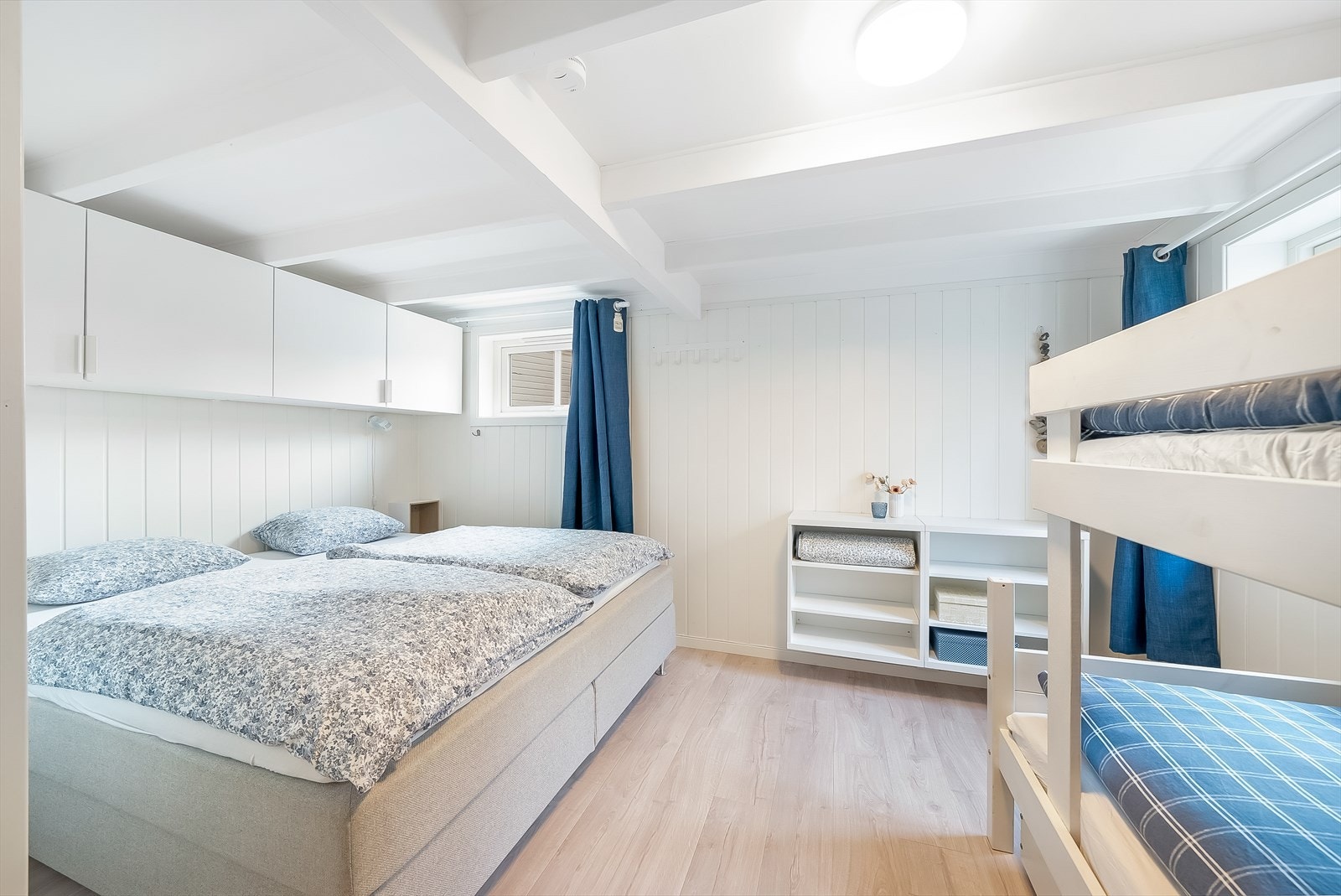 Romslig hovedsoverom med plass til ekstra seng/køyeseng. Galleribilde