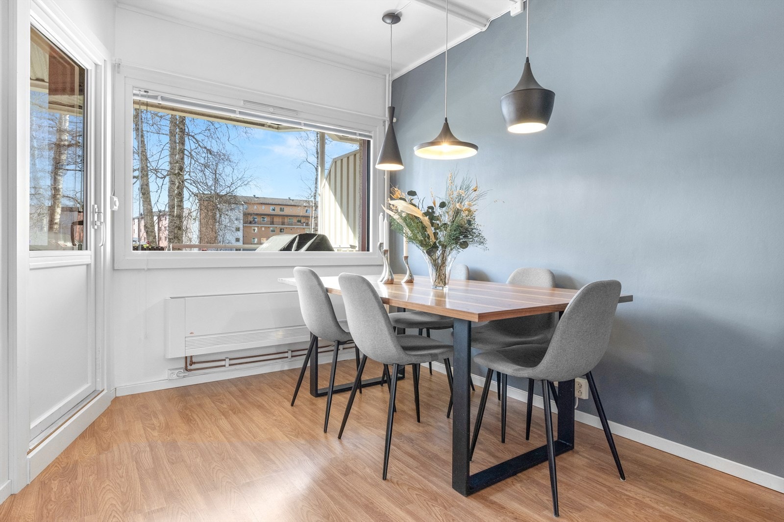 I stuen er det en naturlig plass til spisebord ved vindu. Galleribilde