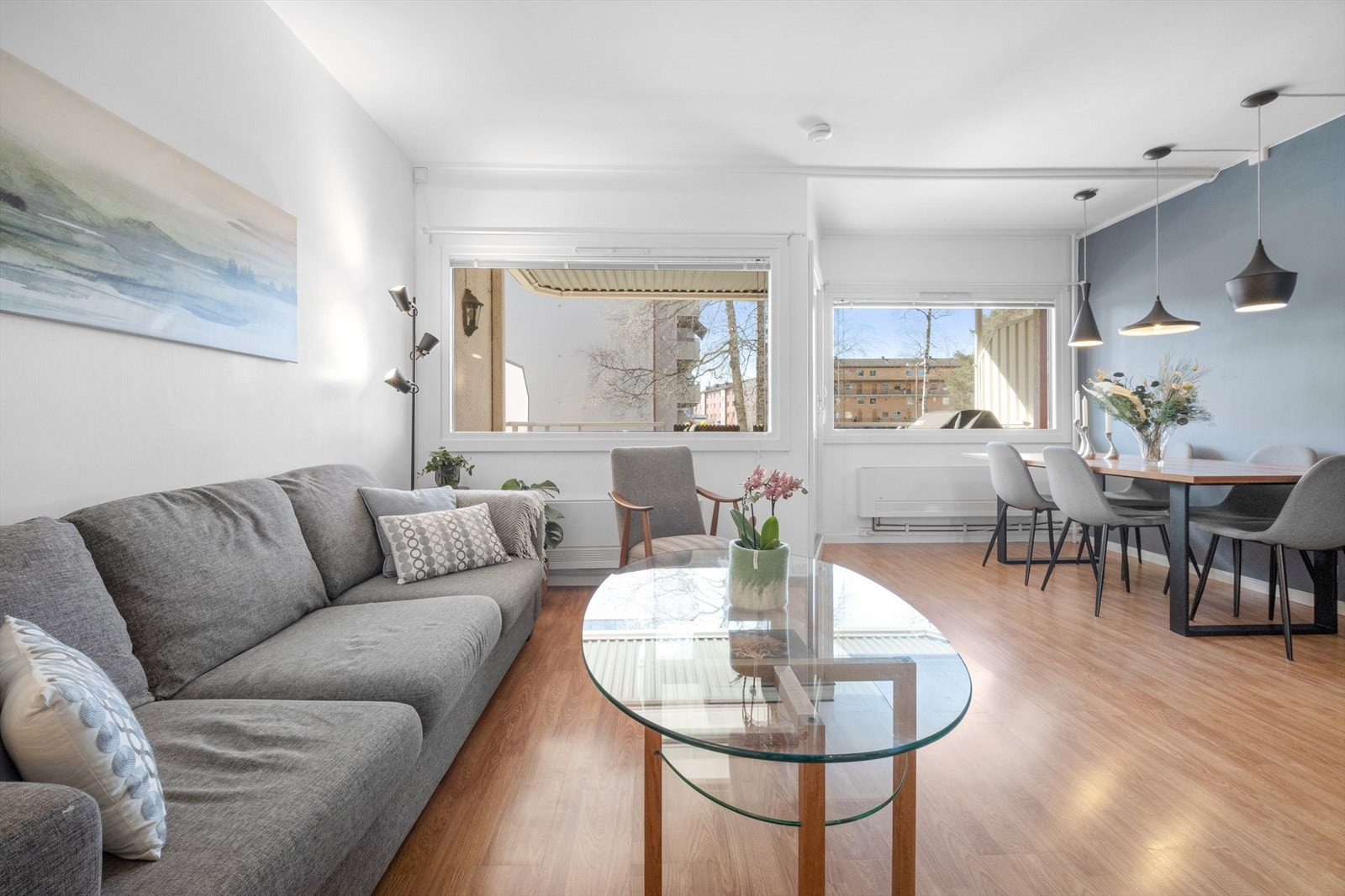 Planløsningen åpner opp for flere møbleringsmuligheter med bl.a plass til sofagruppe, TV-møbler og spisebord. Galleribilde