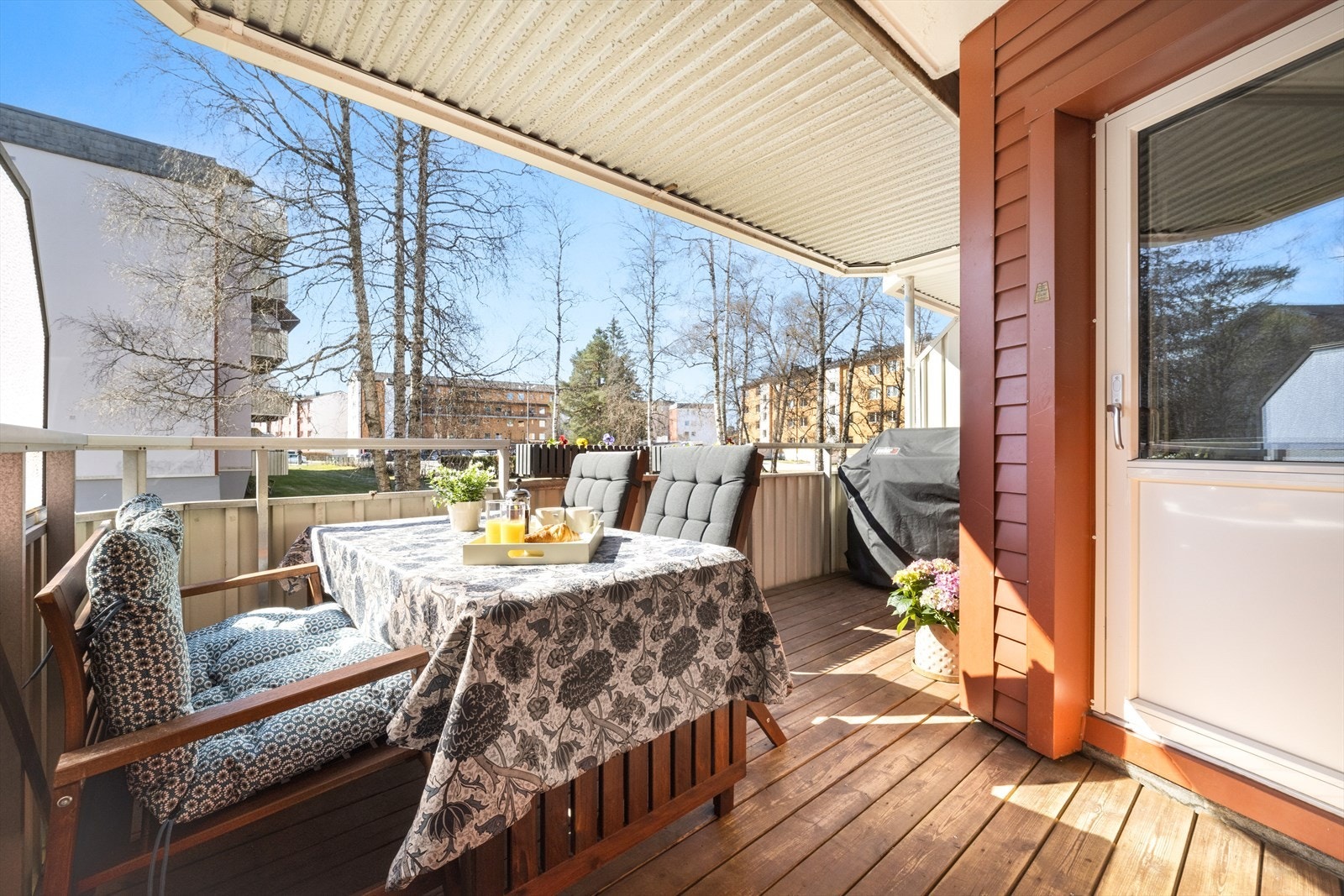 Velkommen til Oppsaltoppen 16A! Dette er en lys og god 3-roms beliggende i høy 1. etasje med en stor og herlig balkong. Galleribilde