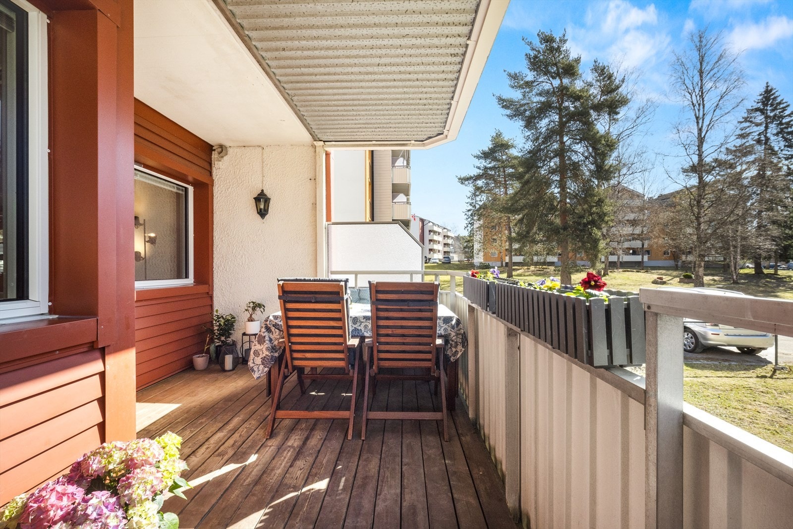 På vår- og sommerhalvåret blir balkongen som en forlengelse av stuen og innbyr til hyggelig samvær og fine stunder med familie og venner. Galleribilde