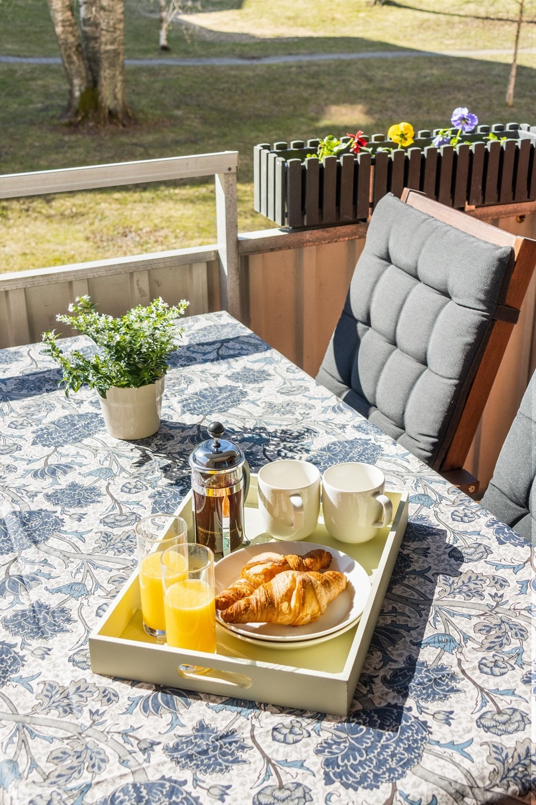Her er det også plass til et spisebord som gir muligheter for grilling og spising ute. Galleribilde
