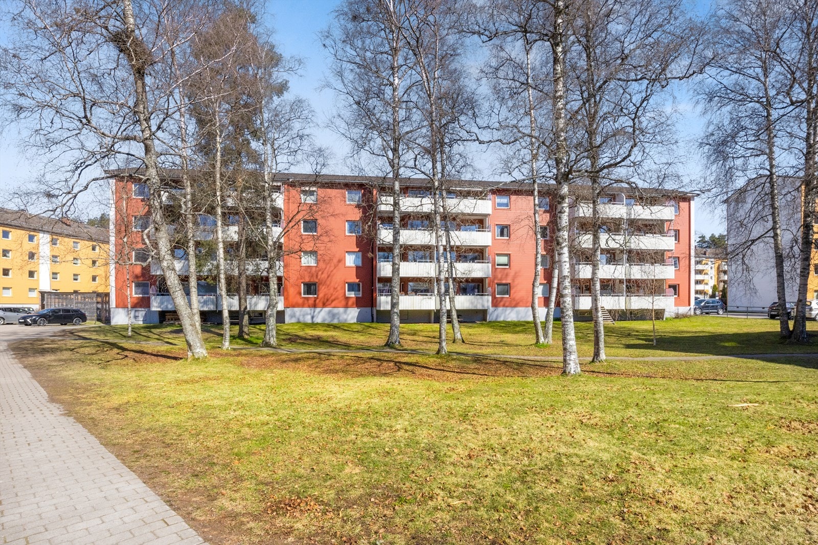 Boligen har en meget ettertraktet, solrik og rolig beliggenhet på Oppsal i et trafikkskjermet og rolig boligområde. Tilhørighet til populære Godlia skole og kort vei til flere barnehager Galleribilde