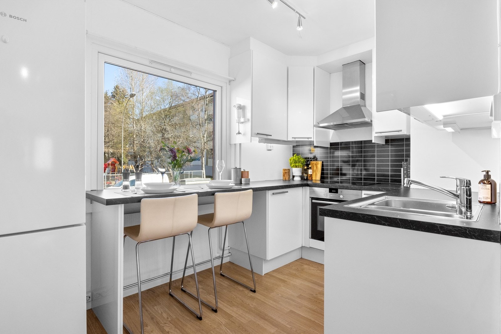 Leiligheten har et lyst og moderne kjøkken med god skap- og benkeplass. Kjøkkenet har glatte fronter, benkeplate i laminat med nedfelt vask- og skyllekum, samt kitchenboard og belysning over benkeplaten. Galleribilde