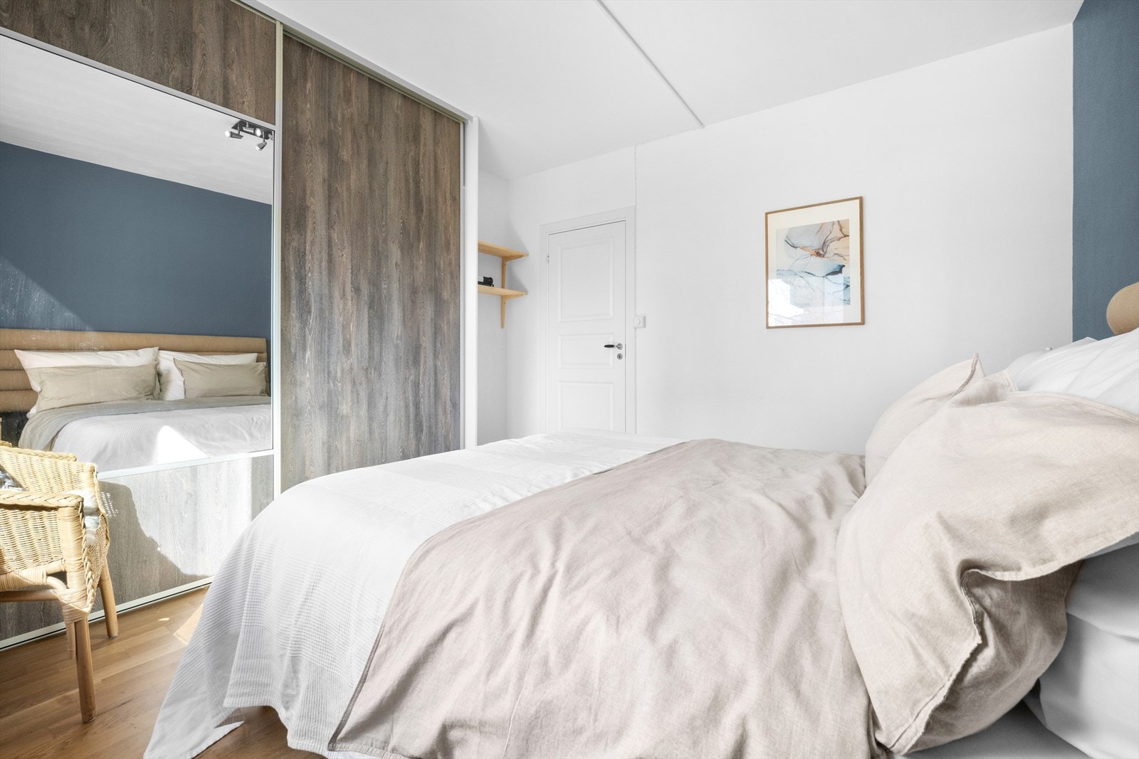 Det er rikelig med oppbevaringsplass i romslig skyvedørsgarderobe. Galleribilde