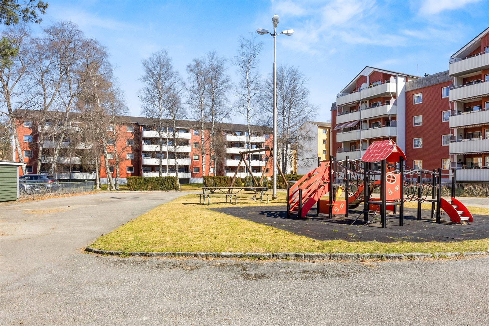 Her bor du godt i et rolig og veletablert boligområde med gangavstand til både buss og t-bane. Med turstier rett utenfor døren er det i tillegg tallrike rekreasjonsmuligheter hele året. Galleribilde