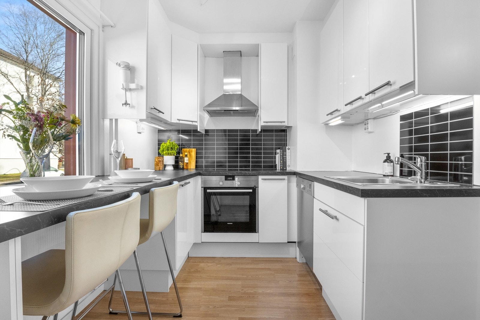 Videre er det integrert induksjonstopp og stekeovn. Det er opplegg for oppvaskmaskin og kullfilterventilator over kokeplass. Kjøkkenet har helt ny benkeplate. Galleribilde