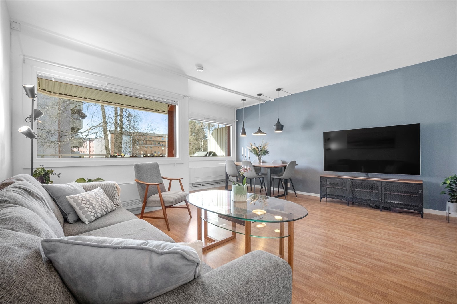 Gulvene i leiligheten er belagt med 3-stavs laminat og eikeparkett. Overflatene er malt i moderne fargetoner. Galleribilde