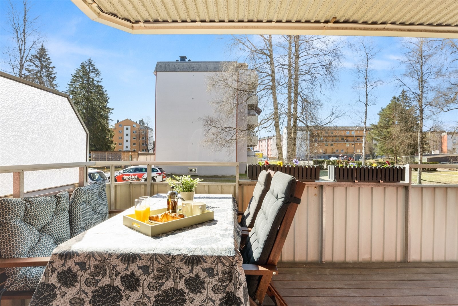 Fra stuen er det utgang til en herlig sydvendt overbygget balkong på ca. 11 m² med gode solforhold. Galleribilde