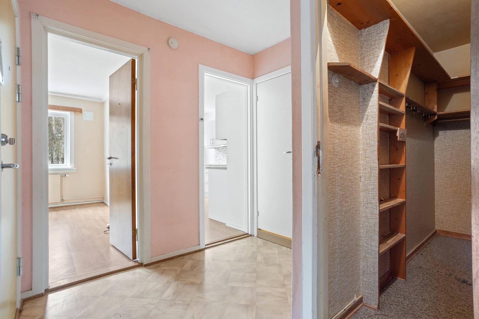 Romslig entré med masse garderobe- og lagringsplass i innvendig bod ved entré. Galleribilde